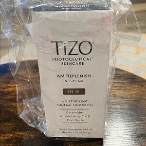 AM Replenish SPF 40 Moisturizing Mineral Sunscreen — Non-Tinted White